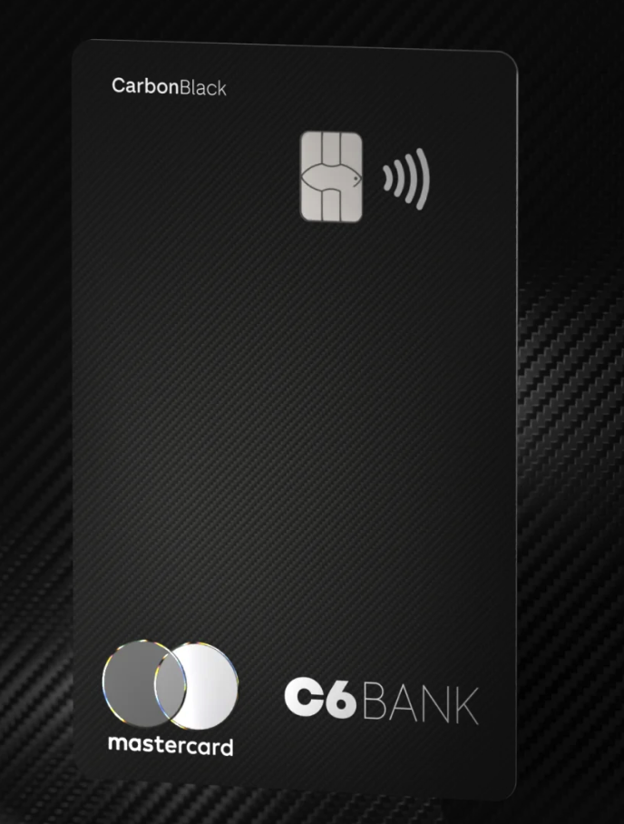 Cartão de crédito C6 Carbon Black com design preto fosco, chip, símbolo de pagamento por aproximação e logotipos do Mastercard e C6 Bank.