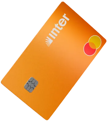 Cartão de crédito laranja do Banco Inter com chip visível e logotipos do Inter e da Mastercard.