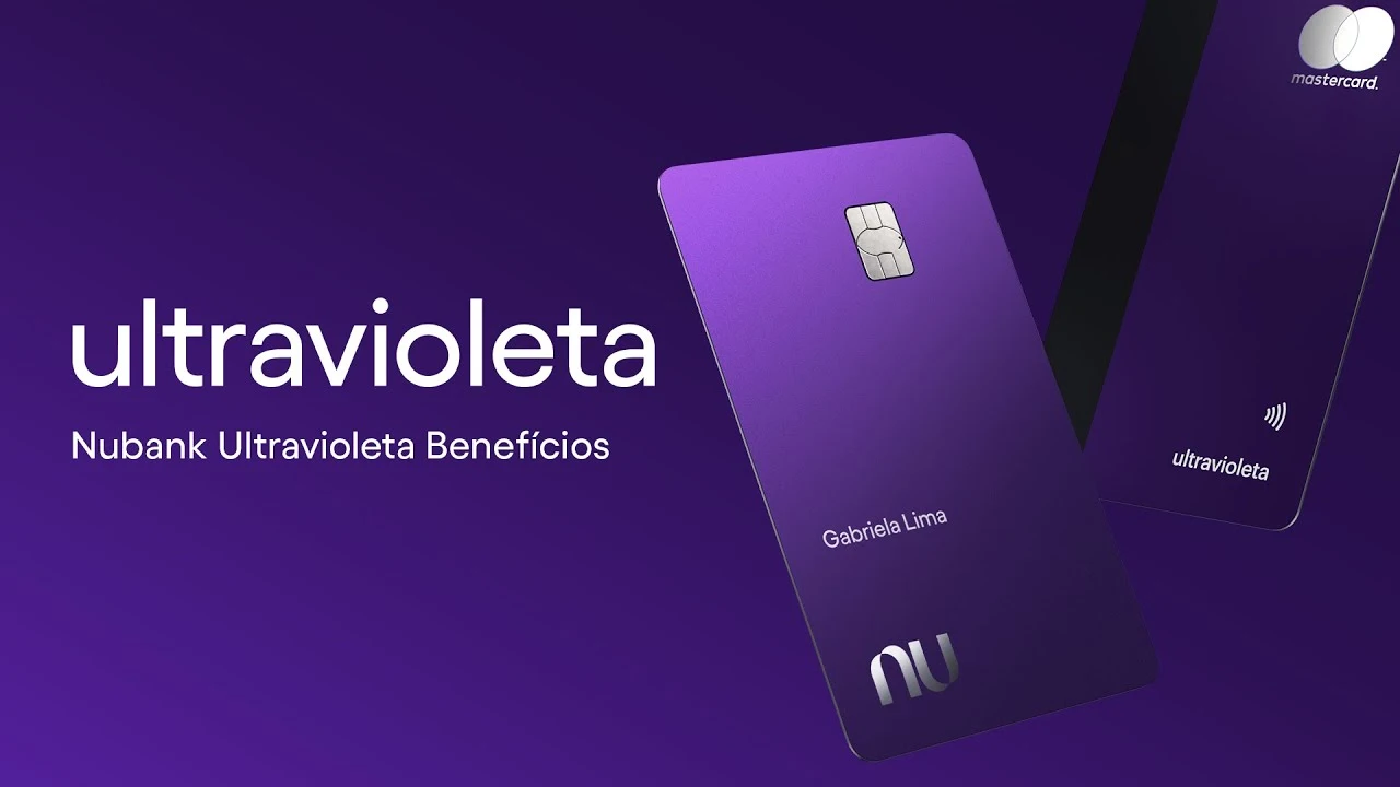 Dois cartões de crédito Nubank Ultravioleta com design roxo metálico. Um exibe o nome "Gabriela Lima", o logotipo da Mastercard e o símbolo de pagamento por aproximação.